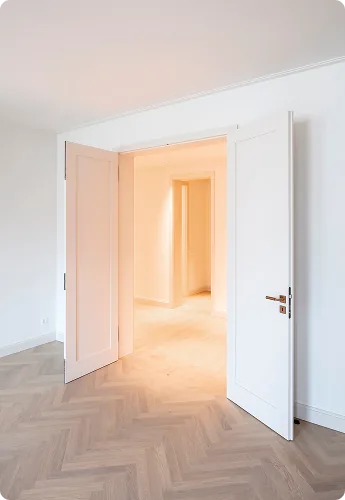 Weiß lackierte Innentür in renovierter Wohnung