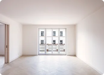 Leerer, frisch gestrichener Wohnraum mit Fensterfront