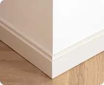 Sauber gestrichene Wand mit weißer Sockelleiste