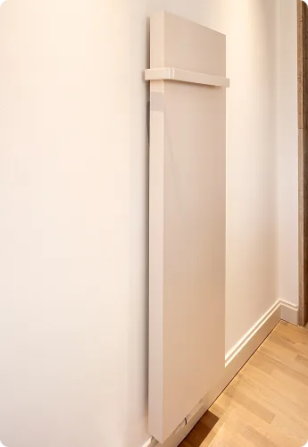 Weiß gestrichene Wand mit Heizkörper