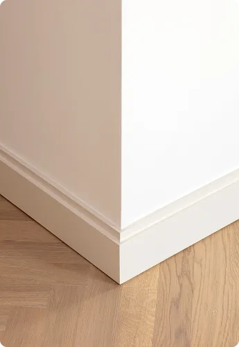 Wandanschluss mit weißer Sockelleiste