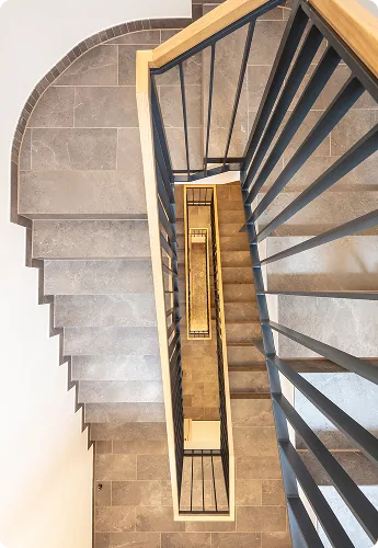 Treppenhaus mit Stahlgeländer von oben