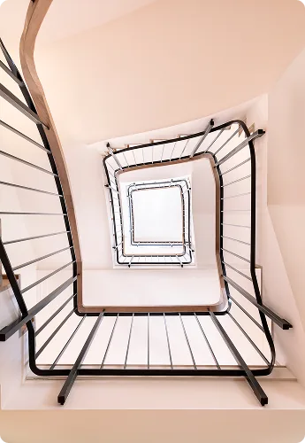 Gewendelte Treppe im renovierten Treppenhaus